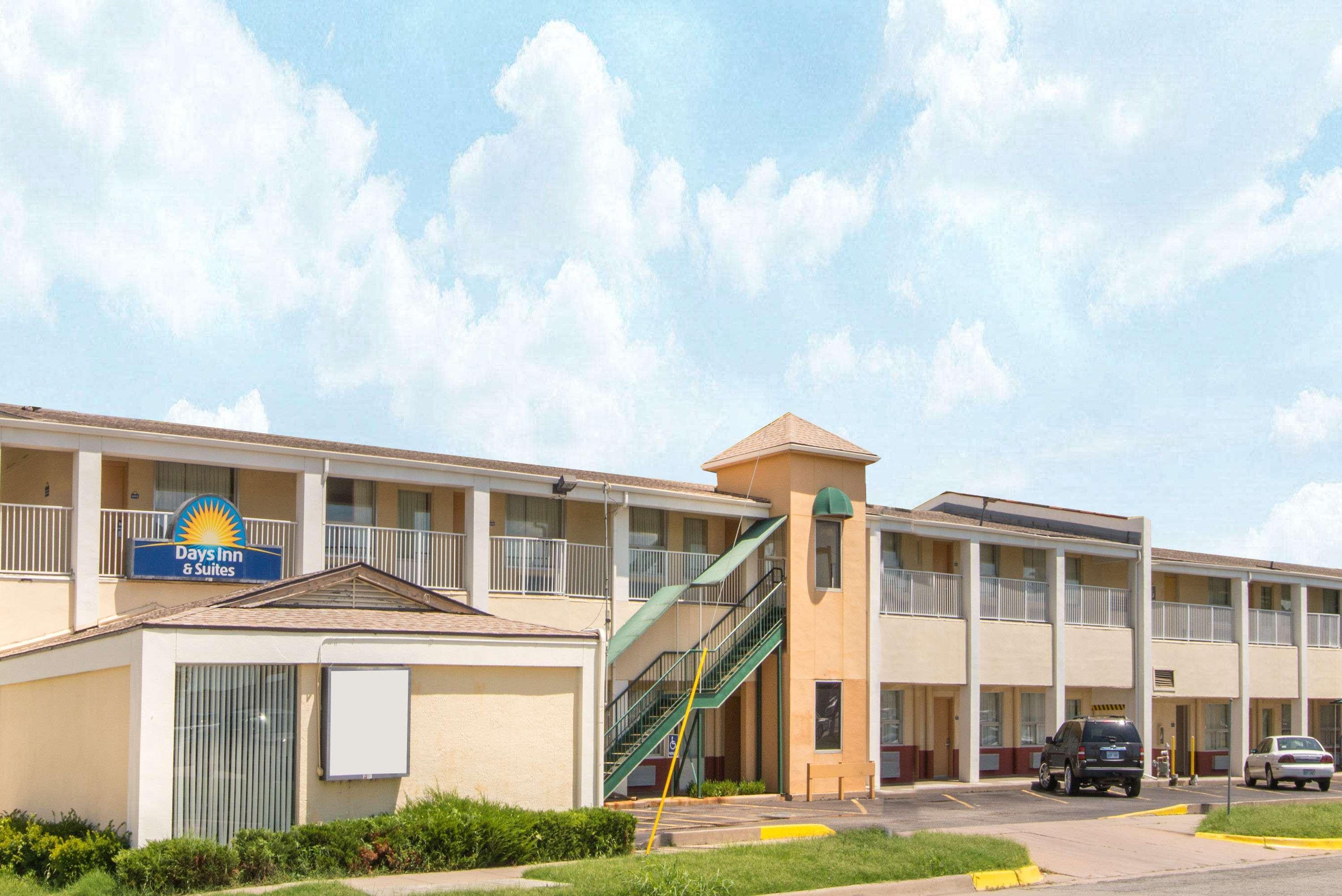 Days Inn & Suites By Wyndham Wichita East Exterior photo