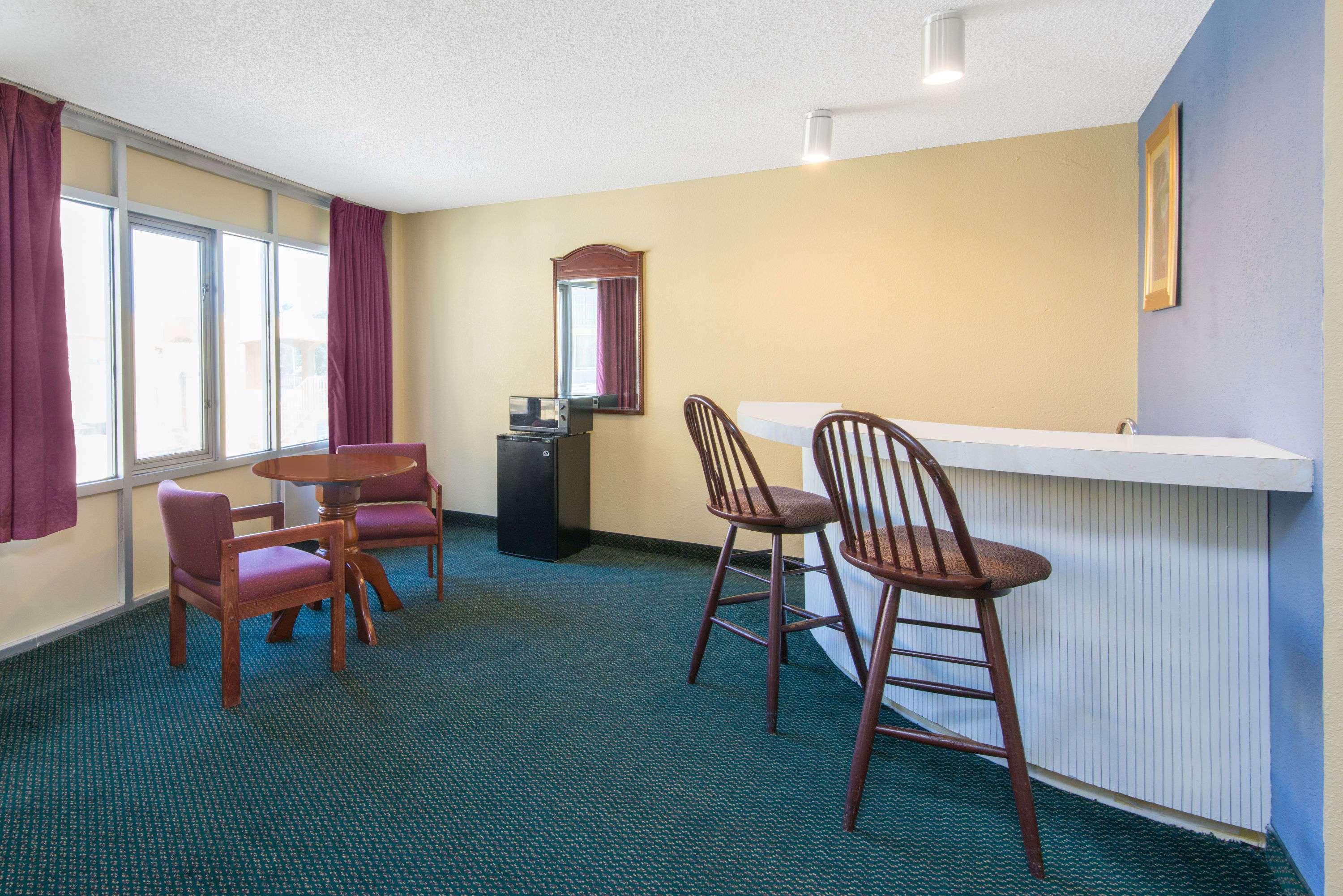 Days Inn & Suites By Wyndham Wichita East Exterior photo