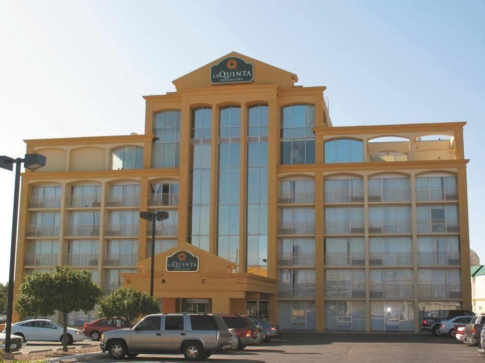 Days Inn & Suites By Wyndham Wichita East Exterior photo